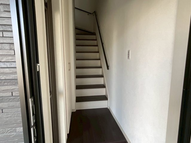 ラ・カシェット新宿の玄関|玄関を入るとリビングへの階段があります