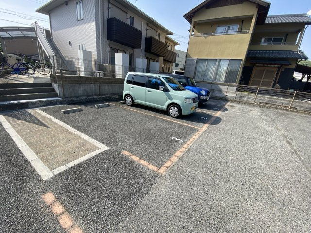 KレジデンスWESTの駐車場