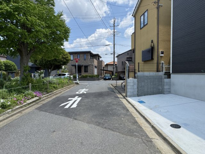 【前面道路含む現地写真】 | 流山市東深井新築戸建【東深井小学校：9分】 | 北側前面道路