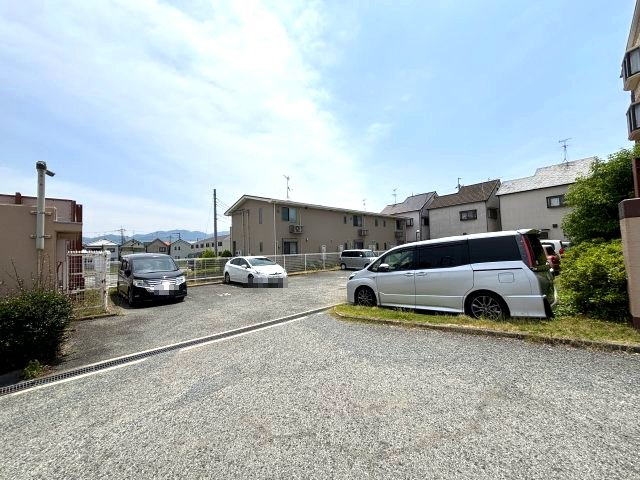ユージィーコート巽の駐車場