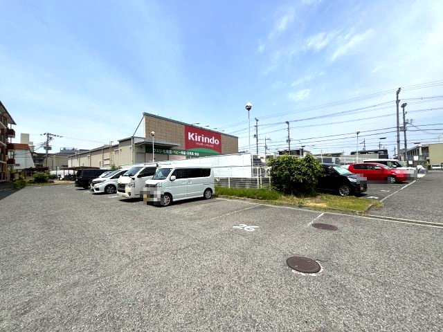 ユージィーコート巽の駐車場