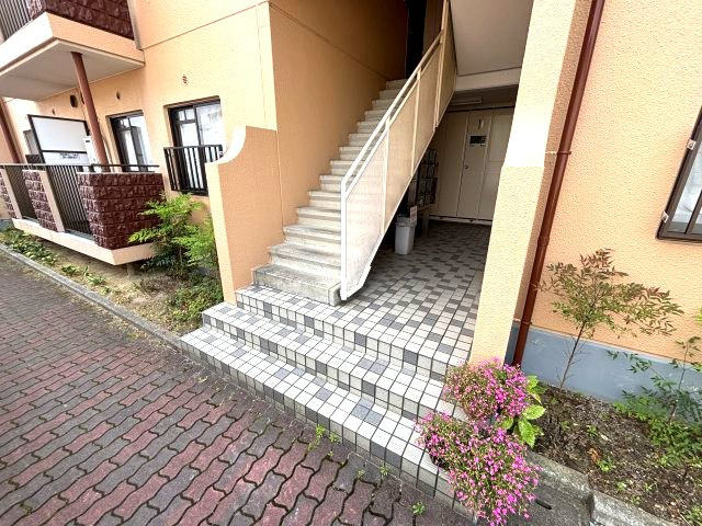 ユージィーコート巽のエントランス