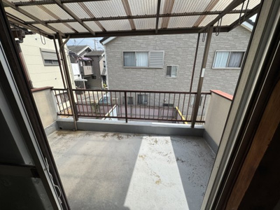 【バルコニー】 | 福万寺南貸家 | 外からの目が気にならないバルコニーで洗濯物が干せます