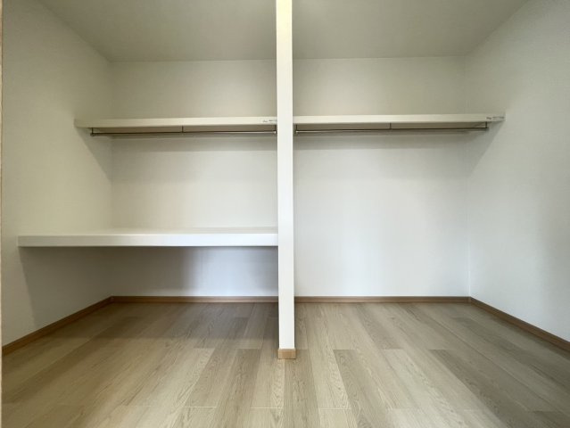 富士が丘６丁目　中古戸建の収納|■2階ウォークインクローゼット