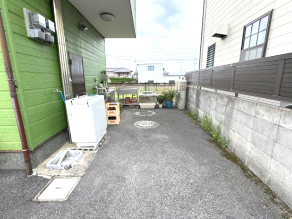 阪南市箱作　売り店舗付き住宅の駐車場|店の前と合わせて4～５台停まります