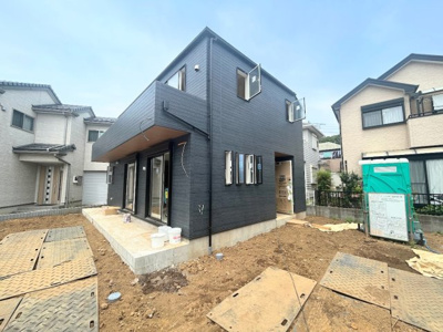 【外観】 | ◆上川井町新築◆ | ◆堂々たる趣ながら、主張し過ぎずどこか余裕を感じさせるシャープなフォルムで佇む邸宅は、晴天の空と照らし合わせる事で、本来あるべき完成形の姿を見せてくれます。