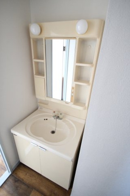 【独立洗面台】 | シーズ・レフィネ | ※同建物ほかのお部屋の写真です。