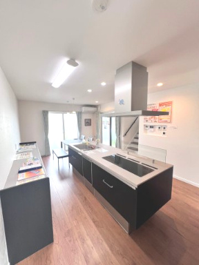富久山久保田　モデルハウス　ネクスト　戸建てのキッチン|広々とした空間にセンスが光る、使いやすくておしゃれなキッチン。