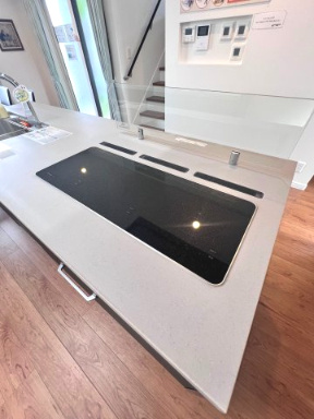 富久山久保田　モデルハウス　ネクスト　戸建てのキッチン|見た目も機能もスマート、使い心地の良いIHキッチン空間。