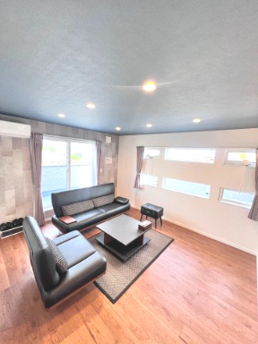 富久山久保田　モデルハウス　ネクスト　戸建ての居間・リビング|眺望も楽しめる、こだわり感じる上質な2階リビング。