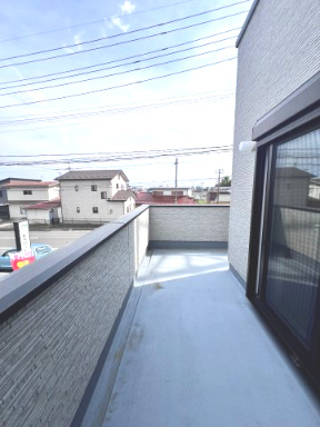 富久山久保田　モデルハウス　ネクスト　戸建てのバルコニー|広々としたバルコニーが空間をつなぎ、贅沢な眺望を楽しめる癒しの場所。