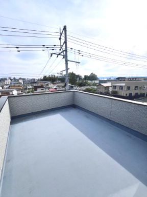 富久山久保田　モデルハウス　ネクスト　戸建てのバルコニー|屋根裏スペースからつながる特別なひととき、贅沢を楽しむバルコニースペース。