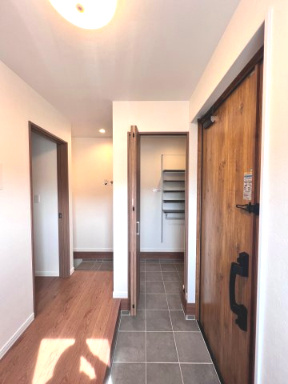 富久山久保田　モデルハウス　ネクスト　戸建ての玄関|玄関から広がるのびやかな空間設計。仕切りを減らして心地よさを最大に。