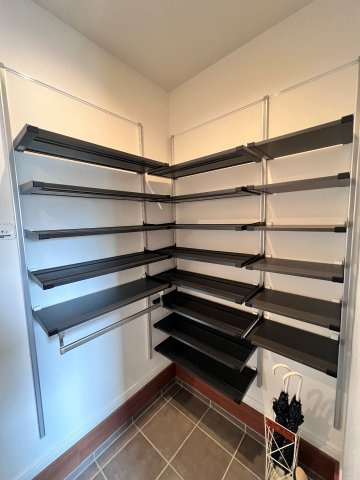 富久山久保田　モデルハウス　ネクスト　戸建ての収納|収納棚付きの広い玄関。無駄のない美しい空間設計。