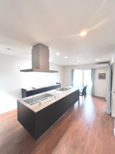 富久山久保田　モデルハウス　ネクスト　戸建ての居間・リビング|毎日の会話が自然に生まれる、落ち着きあるオープンな空間設計。