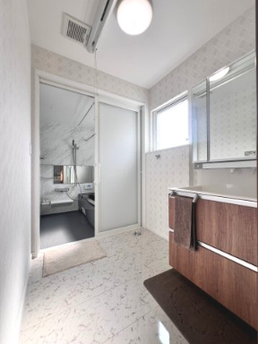 富久山久保田　モデルハウス　ネクスト　戸建ての脱衣所|清潔感が際立つ洗練されたデザイン。