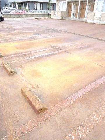 ハイネスＢの駐車場