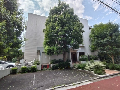 JR中央・総武線『東中野』駅より徒歩5分★敷地内駐車場が入居者様は15,000円（税別）で利用可能です★