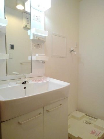 リブレ常盤台Ｃの洗面所|明るい洗面所です