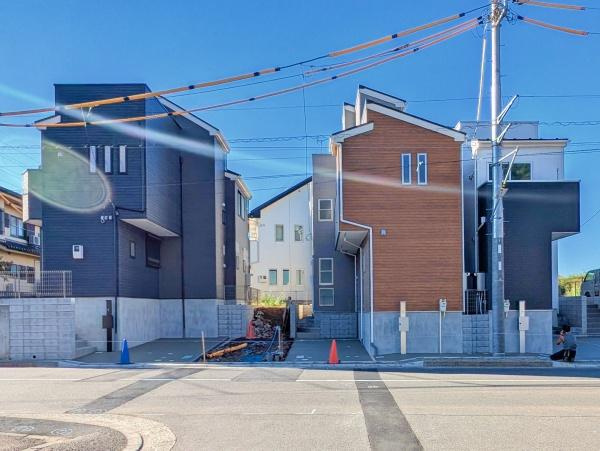 横浜市港北区大倉山６丁目の新築一戸建の外観|同仕様物件もご案内をさせて頂きます。
お車でご自宅まで送迎承ります。