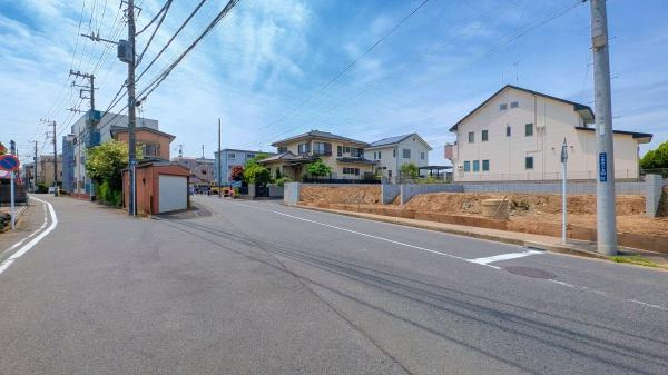 横浜市港北区大倉山６丁目の新築一戸建の前面道路含む現地写真|歩道もある広々とした前面道路！
駐車も楽に行えます。