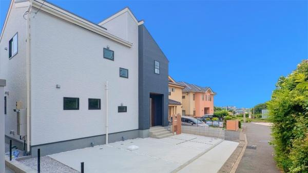 横浜市緑区北八朔町の新築一戸建の前面道路含む現地写真|車通りが少ない為、小さなお子様にも安心です。
是非一度、現地へ起こしください。

