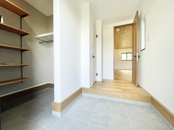 【その他】 | 建築プラン例【玄関】
シュークロークと玄関を入ってすぐの場所に収納設置で、散らかりがちな玄関がスッキリです♪