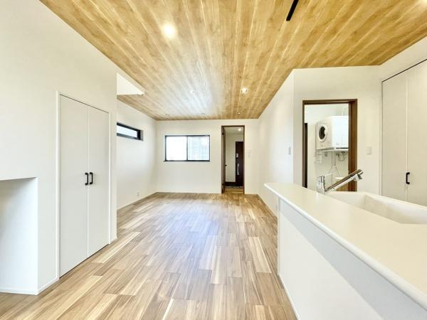 【その他】 | 建築プラン例【リビング】
ダウンライトで空間を広くとったリビングです◎
いつでもすっきりと片付いたお部屋を保っていただけますよ♪