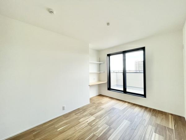 【その他】 | 建築プラン例【洋室】
収納台を造作し住みやすさにこだわったお部屋です◎
いつでもすっきりと片付いたお部屋を保っていただけますよ♪