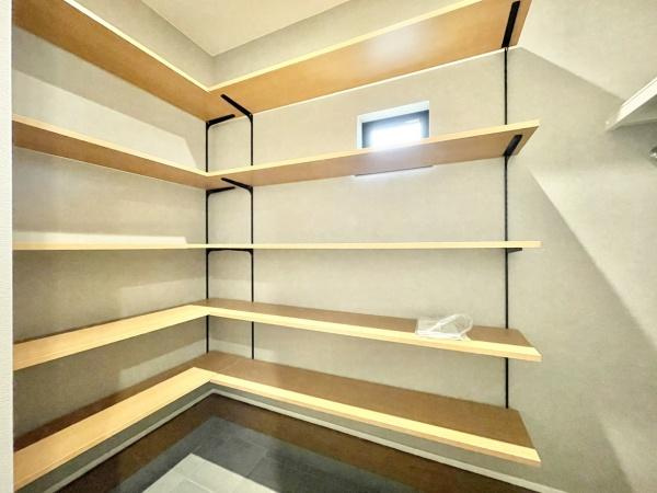 【その他】 | 建築プラン例【玄関】
シュークロークと玄関を入ってすぐの場所に収納設置で、散らかりがちな玄関がスッキリです♪