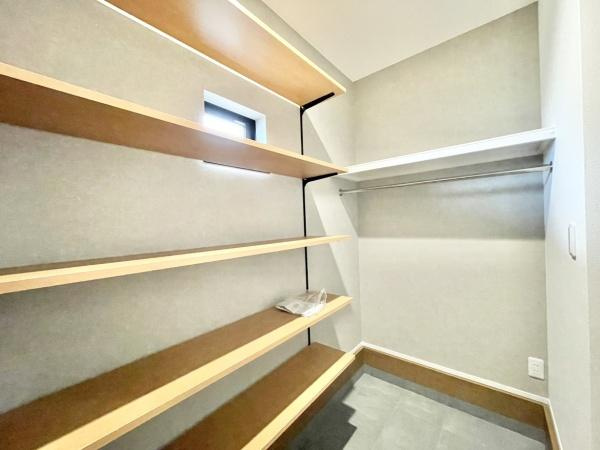 【その他】 | 建築プラン例【玄関】
シュークロークと玄関を入ってすぐの場所に収納設置で、散らかりがちな玄関がスッキリです♪