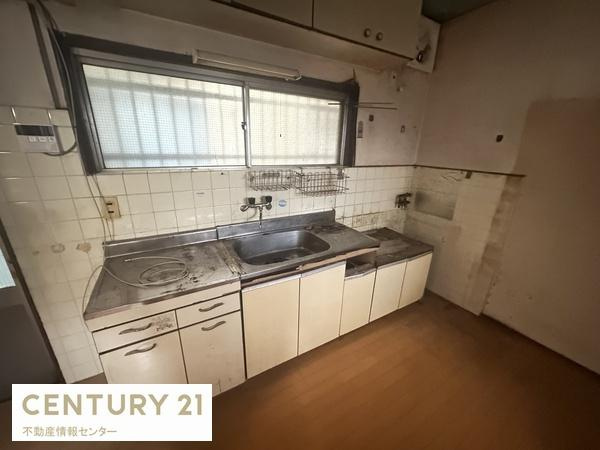 【キッチン】 | 高見三丁目　中古戸建 | 前道は4.5ｍで、車の往来も少ない為、
駐車もスムーズに可能です！