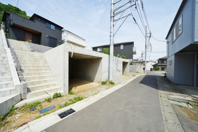【横浜市旭区川井本町13-1全2棟新築戸建て】★仲介手数料無料★（川井小学校・都岡中学校）の前面道路含む現地写真