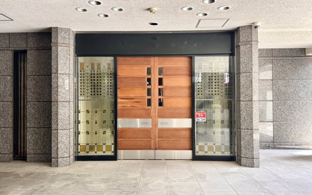 ファミールグラン神宮外苑前のエントランス