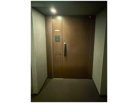 プラウドタワー亀戸クロスゲートタワー棟の玄関