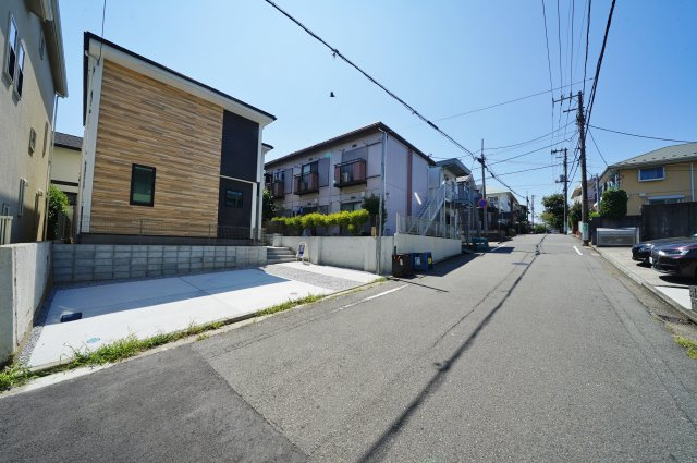 【横浜市保土ケ谷区月見台40-6新築戸建て】★仲介手数料無料★（桜台小学校・岩崎中学校）の前面道路含む現地写真