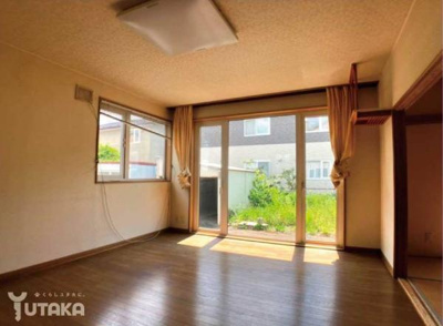 【居間・リビング】 | 芦野5丁目22-16売家 | 南西向きの暖かなリビング。隣接した和室とつなげれば、広々くつろぎ空間。