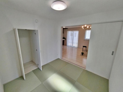 【和室】 | 【GRAFARE】芝久保町19期　全17区画 | リビング隣には日当たり良好の和室付きです。間仕切りを開ければリビングと繋がり開放感が出ます