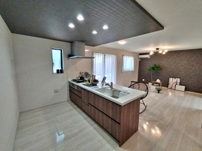 【キッチン】 | 【GRAFARE】芝久保町19期　全17区画 | 対面式キッチンからは、リビングにいるご家族の様子が一目で分かります。小さいお子様がいても安心です。