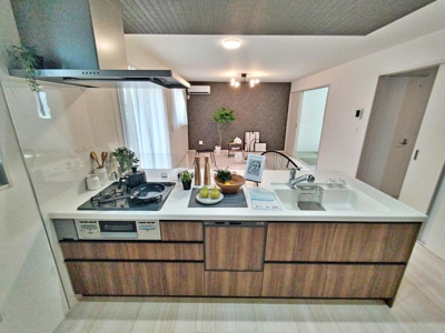 【キッチン】 | 【GRAFARE】芝久保町19期　全17区画 | 食洗機が標準装備のシステムキッチン♪
毎日の洗い物も楽々で、家事の時短にもつながります♪