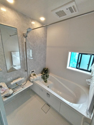 【浴室】 | 【GRAFARE】芝久保町19期　全17区画 | 浴室乾燥機が標準装備のバスルーム。
雨の日のお洗濯はもちろん、花粉対策や防カビなどにも利用できます♪