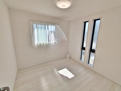 【洋室】 | 【GRAFARE】芝久保町19期　全17区画 | 採光良好な明るい室内。木の温もりがやさしいフローリングは安らぎをもたらすプライベート空間。