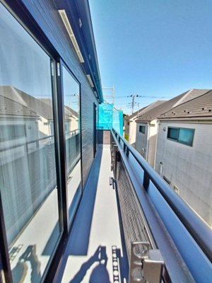 【バルコニー】 | 【GRAFARE】芝久保町19期　全17区画 | 南面にバルコニーを配置しました！これなら、洗濯物も早く乾きそうですね♪
