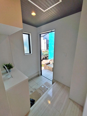 【玄関】 | 【GRAFARE】芝久保町19期　全17区画 | 開放感のある玄関ホール。温もり感じるフローリング仕様ですので、ご家族やお客様を温かく迎えてくれます。