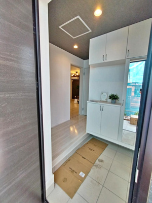 【玄関】 | 【GRAFARE】芝久保町19期　全17区画 | 姿見付きの下駄箱で、お家を出る前に今日のコーディネートの最終チェックをすることができます♪