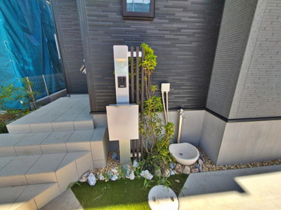 【玄関】 | 【GRAFARE】芝久保町19期　全17区画 | 立水栓がございますので、洗車やガーデニング、お子様との水遊び等に便利です♪