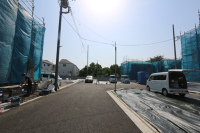 【外観】 | 【GRAFARE】芝久保町19期　全17区画 | 分譲敷地内はお車のすれ違いもスムーズな幅員６ｍ道路