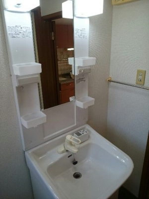 【洗面所】 | ＭｅｒｕＲｏｓｅ　Ⅱ | 明るい洗面所です