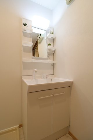 グランドール広見の独立洗面台|独立洗面台、小物を置くことができて便利です