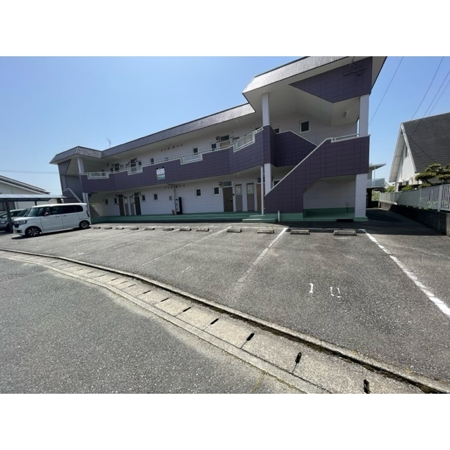 ランクレーンハイツの駐車場|車をお持ちの方に嬉しい駐車場付きの物件です